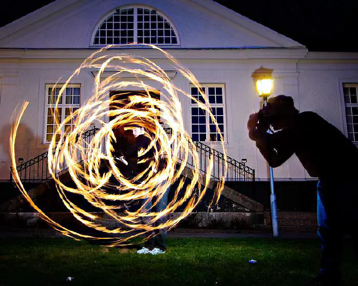 Eldsjäl, [(flickrlänk)](https://www.flickr.com/photos/oscar-carlsson/3566460767/)