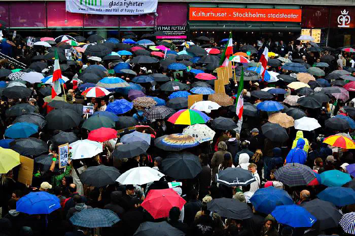 Democracy in rain [(flickrlänk)](https://www.flickr.com/photos/oscar-carlsson/3640031907/)