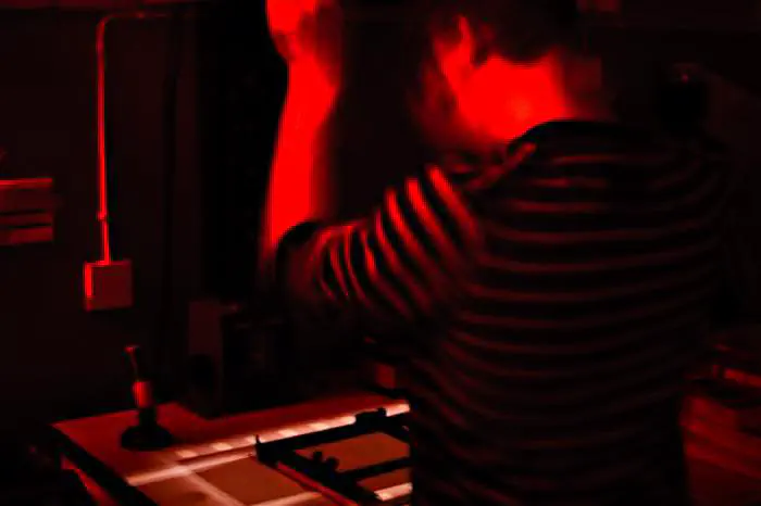 Mattias i Linslusens mörkrum, 2010 [(flickr-länk)](https://www.flickr.com/photos/oscar-carlsson/4297693947/)