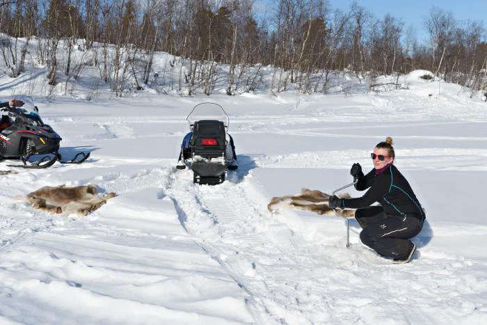 Emilia visar hur en låtsas förbereda pimplingshål, för att sedan låtsas pimpla.
