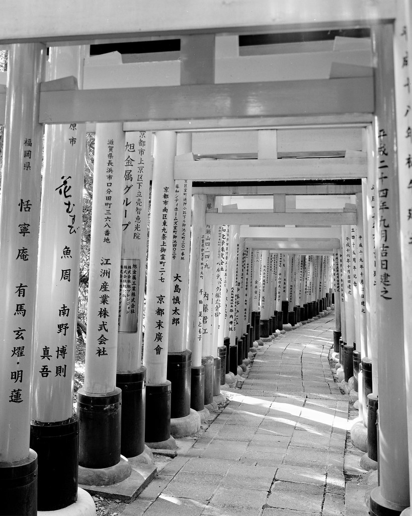 Fushimi Inari-taisha, Kyoto, Japan, 2016. Scannat negativ. ([flickrlänk](https://www.flickr.com/photos/oscar-carlsson/30308732074/))