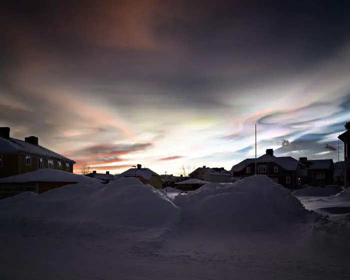 Pärlemorsmoln, januari. Nio exponeringar, tonmappade.